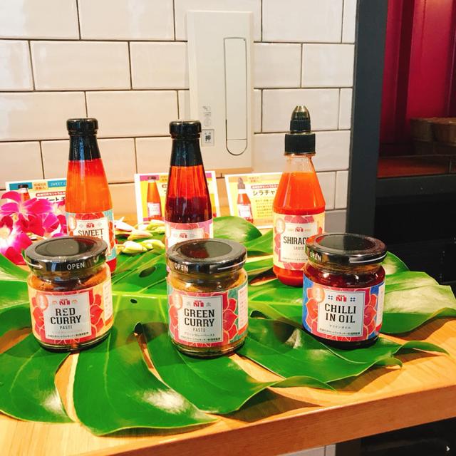 画像: 成城石井 セントラルキッチン料理長監修シリーズ *グリーンカレーペース200g/¥330 *レッドカレーペースト200g/¥330 *チリインオイル200g/¥399 *シラチャソース275g/¥299 *スイートチリソース250g/¥219 保存料、化学調味料不使用です。