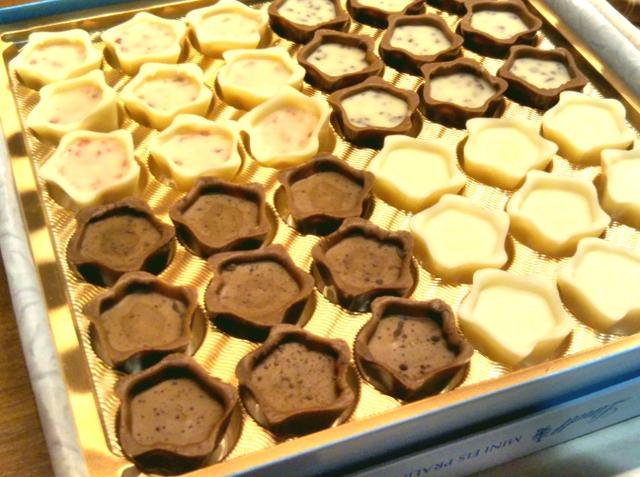 画像: プレミアムな味わいをそっくりそのまま一口サイズに精巧に再現した人気の「ミニプラリネ」