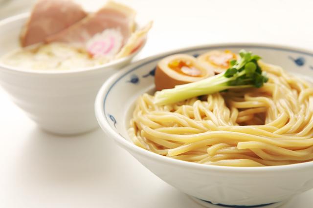 画像: サバ濃厚鶏つけめん 900円(税込) 鶏ガラ、モミジ、手羽ガラと数種類の野菜を煮込んだスープに、2種類のサバ節を使用した濃厚魚介つけ麺。サバ醤油そばに並んでリピーターの多い、大人気メニュー。つけ麺SETにも勿論対応。サバ寿司(2カン)、半やきめしなどお好みで追加ができます。※7月1日より提供開始