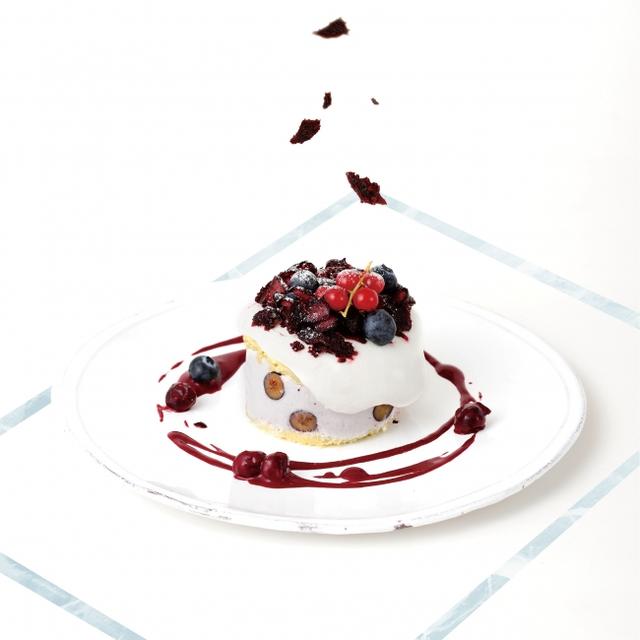 画像: ●フローズンブルーベリーのアイスケーキ(本体価格 800円) メレンゲにクリームとナッツを合わせ冷やし固めたヌガーグラッセ(フランスのアイスクリーム)は、ナッツのザクザクの食感が楽しいアクセントで口解けは軽やか。なめらかなフローズンブルーベリーにふわっとしたブル ーベリーアイスを合わせた、新感覚デザートです。