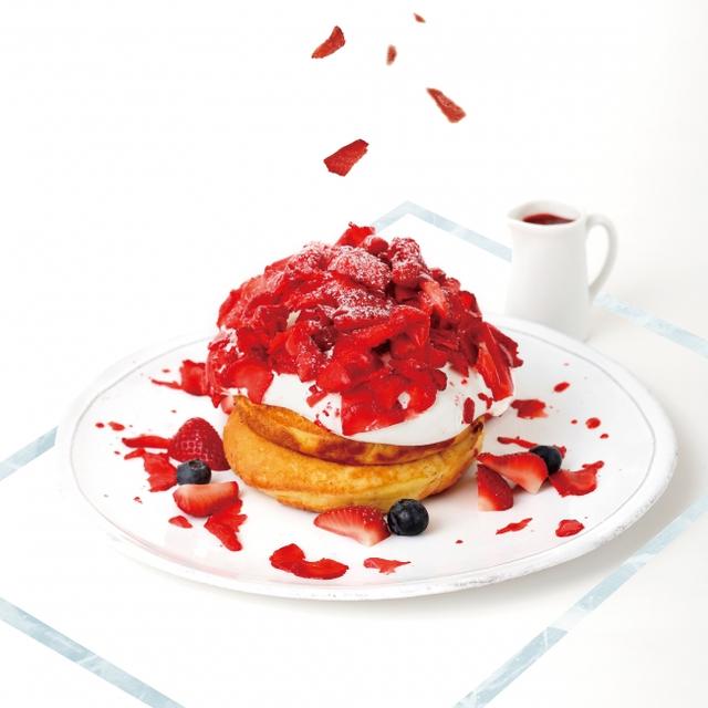 画像: ●フローズンストロベリーとヨーグルトクリームのパンケーキ(本体価格 1,700円) 自慢のふわふわもちもちのパンケーキにフローズンストロベリーとフレッシュストロベリーを山盛りにトッピング、ヨーグルトの優しい味わいのクリームと甘酸っぱいストロベリーとのバランスが絶妙。あつあつのパンケーキと冷たいストロベリーのハーモニーをお楽しみください。
