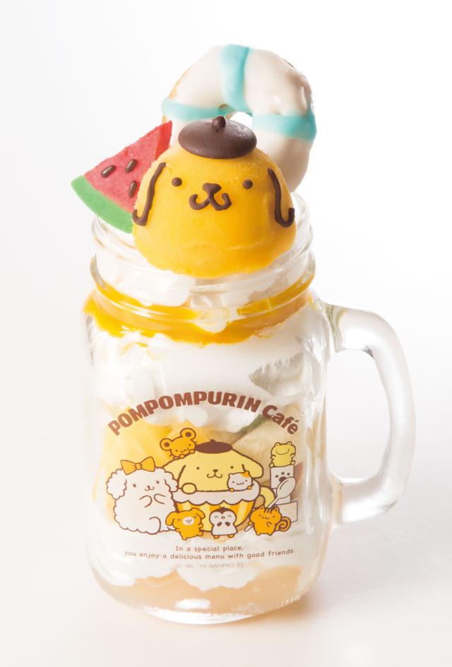 画像: ■夏満喫!トロピカルジャートライフル 990円+税 ピーチジュレ・ホイップクリーム・スポンジケーキ・パインやオレンジなど4種類のフレッシュフルーツを重ねて、ぎゅっとジャーに詰めこんだデザートです。トップにはマンゴーシャーベットのプリンくんがチョコでできたスイカとドーナツの浮き輪を持って夏を満喫しているというコンセプト。 食べ進むごとにいろいろな味が楽しめる、甘さと爽やかさを感じさせる1品です。