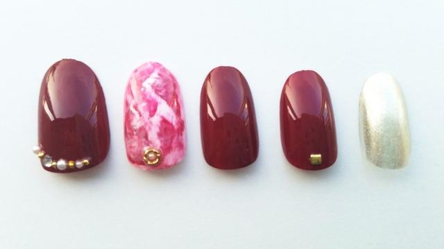 画像: <使用色> チップ左から:N02、N01・N02・N04、N02、N02、104(既存色) <ポイント> 左から2番目は、N01のホワイトを厚めに塗り、乾かないうちにN02とN04を水玉状にバランスよく爪にのせて、表面をさっとなぞるようにして色が混ざるようS字に動かす。
