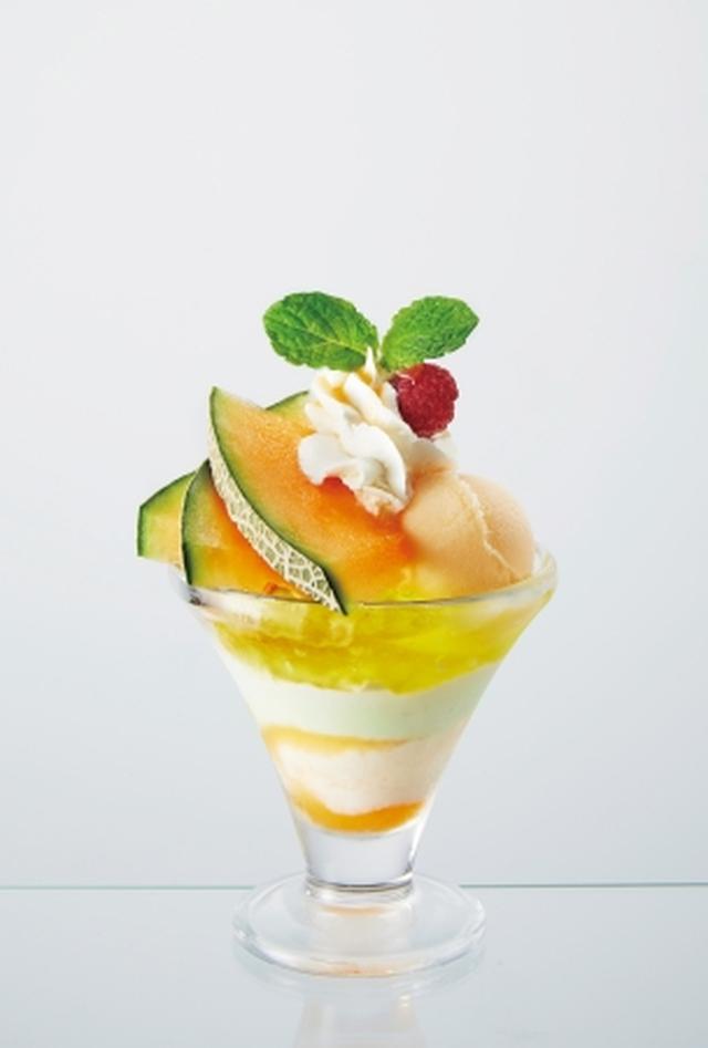 画像: フレッシュメロンのミニパルフェ 499円(税込538円) 食後にぴったりなミニサイズながらも、フレッシュなメロンをしっかり楽しめます。