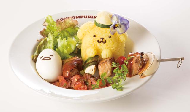 画像: ■ハワイアンBBQプレート 1,190円+税 お花が付いたズッキーニの帽子をかぶったハワイアンフェイスの“プリンくん”とゆで卵になって横たわる“ぐでたま”が串焼BBQと一緒にワンプレートになりました。トマトをふんだんに使用したサルサソースをたっぷりかけて豪快に食べる夏メニューです。