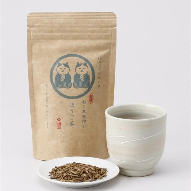 画像: ◯ほうじ茶の特徴 ほうじ茶は、静岡市を流れる安倍川上流の玉川地区の一番茶から出た香り豊かな「くき」をほうじ茶にしたくきほうじ茶と、香り・味わいの良い玉川地区の茶葉を厳選して深煎り(高温焙煎)したほうじ茶をブレンドしています。くきほうじ茶の甘く優しい香りと上品な味わいをベースに、深煎りしたほうじ茶をブレンドすることで、味わいに厚みを持たせた、香り・味とも上品にバランス良く仕上がった逸品です。
