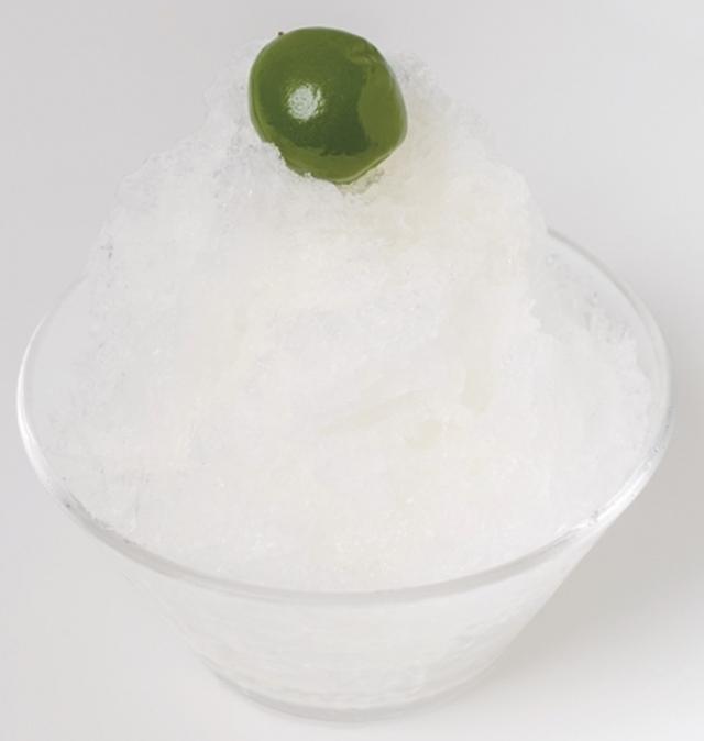 画像: ひすい梅 864円(税込) 梅シロップの酸味と白みつのやさしい甘さ。夏の疲れが吹き飛ぶような爽やかな風味です。 一番上には「ひすい梅」をトッピングしました。