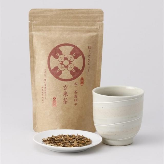 画像: ◯玄米茶の特徴 玄米茶は、国産コシヒカリを使用した香ばしい玄米に静岡市を流れる安倍川上流の茶産地・玉川地区の一番茶の「くき」を焙じた香り豊かなくきほうじ茶と、松野地区の深蒸し茶をブレンドした、今までに無い味わいです。玄米の香ばしい香りをベースに、くきほうじ茶の上品で香ばしい香りを加え、深蒸し茶で味わいに厚みを出しつつも、後味はスッキリと仕上げた、オリジナリティー溢れるブレンドです。