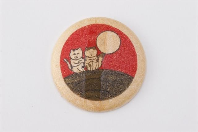 画像: デザインを手掛けたのは、イラストレーターのすぎはらゆり。すぎはらゆりらしい、見ただけでクスッとなるようなシュール可愛いデザインが特徴。花札好きならついつい揃えたくなる「猪鹿蝶」と「月見酒」の組み合わせにも注目!