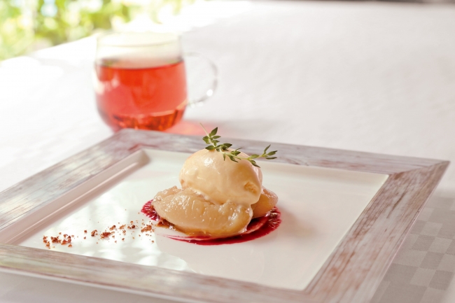 画像: 5．デザート～バーレイヘッズ～ キンモクセイの香りを纏わせた桃のコンポート　タイムの香るバニラのジェラートを カボスの芳香でフランボワーズのソースと共に 1,000円　　　（税抜） 海洋深層水で作ったキンモクセイのハーブティーに桃を浸し、じっくり低温で湯煎にかけ、コンポート。そこに、タイムの洗練された香りだけを移したミルクジェラートを乗せました。ほんのりと香るカボスの芳香と濃厚なフランボワーズのソースが口の中で調和し、“展望台から眺める美しいサンセット”を表現した華やかな甘みが、心地よい一日の終わりを感じさせます。 使用ハーブ：キンモクセイ、タイム、カボス