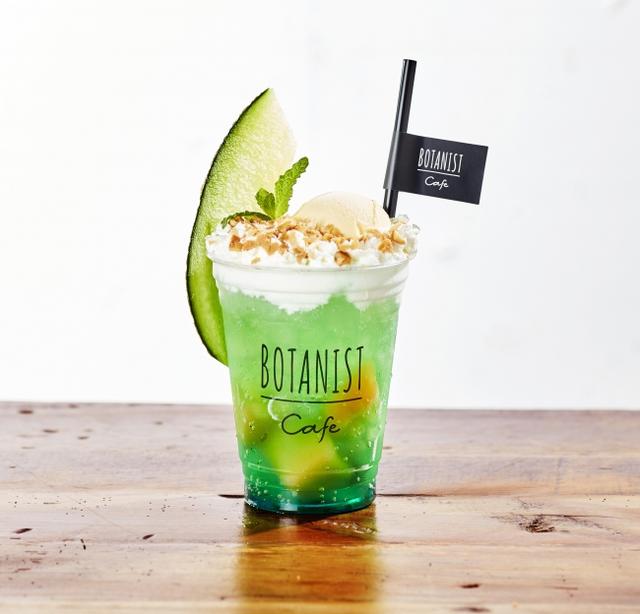 画像: SMOOTHIE BONBON MELON×BERRY メロン× ベリー 1,000 円(税込) 美容に嬉しいメロンがたっぷり入ったブルーラズベリーとメロンのグラデーションソーダにホイップクリーム、バニラアイス、メロンをのせて懐かしのメロンソーダ風に。フィアンティーヌのさくさく食感でアクセントを。