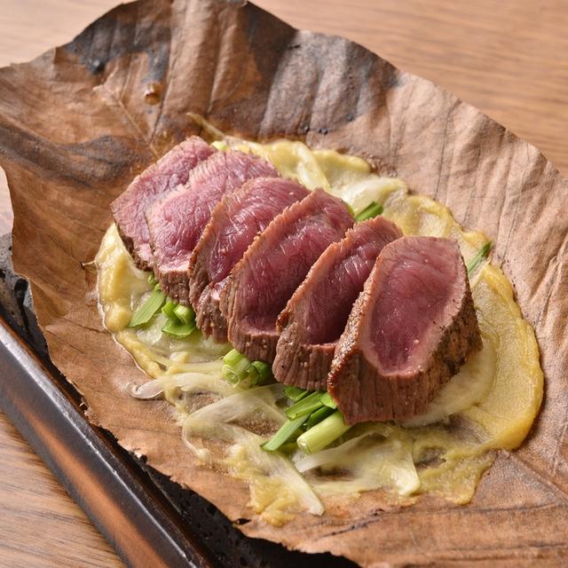 画像: 「名物◎馬肉ステーキ溶岩西京味噌焼き」1,999円(税別) 本場・熊本の上質な馬肉を溶岩石でふわっとジューシーに焼き上げました。甘味のある西京味噌がベストマッチ!