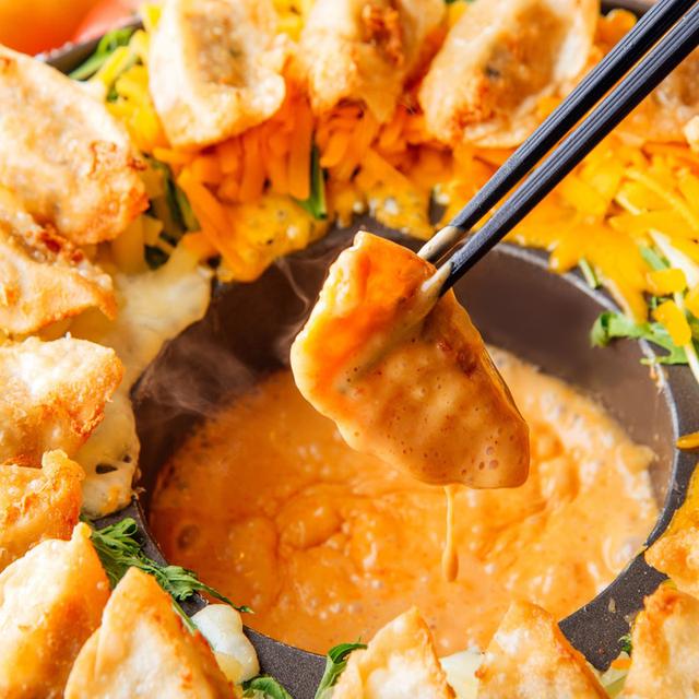 画像: 「旨辛チーズフォンデュ餃子」999円(税別) カリカリの揚げ餃子のサクサクした食感にとろ~り濃厚なピリ辛チーズフォンデュソースがやみつきになる1品。チーズは北海道「花畑牧場」の濃厚チーズを2種類使用しています。