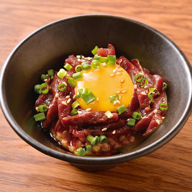 画像: 「馬肉桜納豆」799円(税別) こまかく刻んだ馬肉と納豆を混ぜ合わせ、うずらの卵の黄身をのせたユッケ風の絶品メニュー。