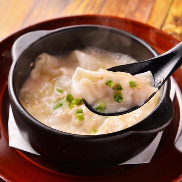 画像: 「土鍋◎鶏白湯炊き餃子~濃厚鶏白湯~」699円(税別) 白濁濃厚コラーゲンスープと餃子の組み合わせは、元気と美肌のもとがたっぷり。じっくり煮込んだスープは最後まで飲み干したい味わいです。
