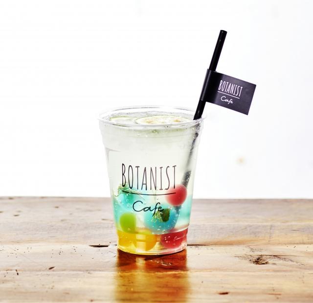 画像: BOTANICAL YUZU GINGER SODA ボタニカル柚子ジンジャーソーダ 800 円(税込) 生姜、オレンジピール、レモンピール、シナモンの自家製の特製シロップを柚子ソーダで割ったすっきりさわやかな夏のフレーバーソーダ。ミントやディルが入ったカラ フルなハーブゼリーボールを浮かせて見た目も楽しい一杯に。