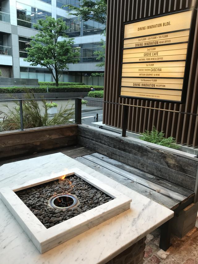 画像: ホンモノの炎がお出迎え
