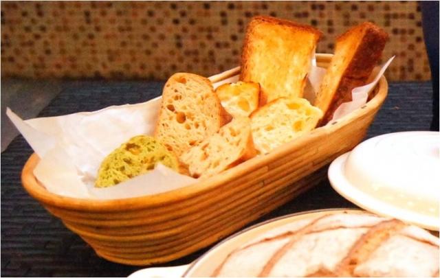 画像: 【自慢のパンとこだわりのビールが食べ飲み放題】 多くの星付きレストランやホテルのシェフから支持を受けるメゾンカイザーのお食事パンを常時8種以上ご用意。食べ放題でお楽しみいただけます。また、すっきりと口当たりの良い生ビールの他、カイザーセレクトのクラフトビール4種と赤白ワイン、ソフトドリンクのいずれもセルフで飲み放題です。