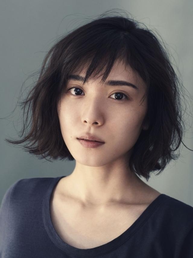 画像: ◇松岡茉優 しっかりメークをして、素敵な衣装を着ることが私の武器となって、カメラの前でも堂々としていられると思っていたのですが、今回の撮影を通して、素肌も武器になるということを教えてもらった気がします。素肌での撮影は初めてのことだったので、不安もありましたし、撮影の最初はとても緊張していました。でもフェイシャル トリートメント エッセンスで毎日丁寧にケアすることで自信をもつことができたし、内面も含めて、今ある私の全てをありのまま表現できたプロジェクトだと思います。