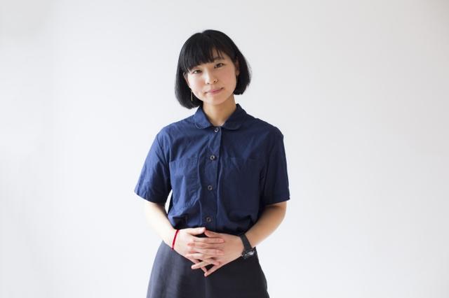 画像: ◆鬼頭祈プロフィール 1991年静岡生まれ。京都造形芸術大学 日本画コース卒業。日本画の技法を生かし、小人や苺をモチーフにした現代的な絵画を制作。画家として国内外の個展を中心に活動中。イラストレーターとして広告・アニメコラボグッズ・絵本などに作品を提供。第190回ザ・チョイス入選(江口寿史氏審査) www.inorikito.jp