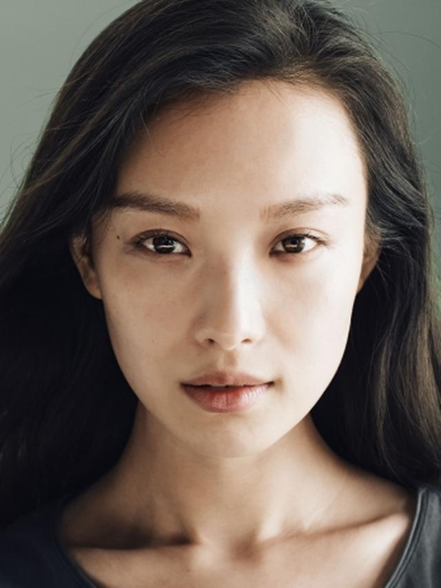 画像: ◇ニニ ありのままの素肌の美しさを伝えるこのプロジェクトを、本当に素晴らしいと感じています。肌へのメークをすることなく撮影を行うということはとても珍しい取り組みですが、私は何か違ったことや新しい挑戦が大好きなんです。始めは、少し緊張していました。けれど、私にとって欠かすことの出来ないSK-II フェイシャル トリートメント エッセンスが私に自信をもたらし、このプロジェクトに全力を尽くすことが出来ました。