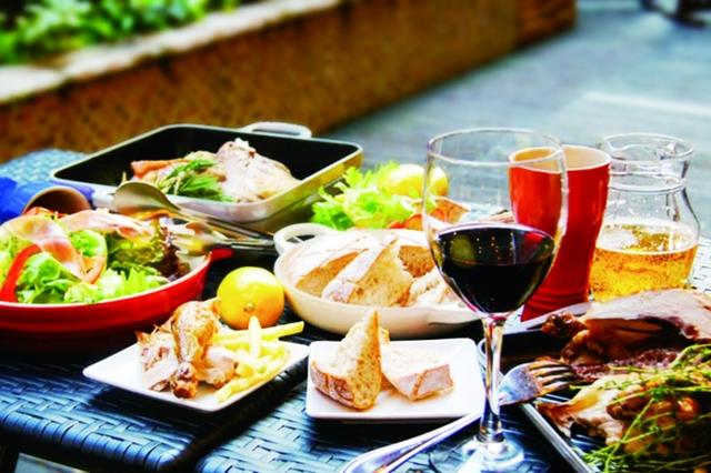 画像: 今年はル・クルーゼとコラボ!鍋で焼き上げた限定燻製パンが味わえる本格ビアガーデン