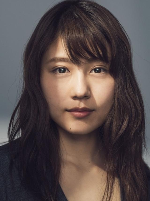 画像: ◇有村架純 私にとってのメークアップは、“仕事が始まるぞ”っていうONモードへのスイッチのようなものですし、それは同時に、カメラの前では常にメークをしているということでもあります。今回のこの「#すっぴん素肌プロジェクト」では、スキンケアだけ、つまり素肌で撮影にのぞむという、私にとって初めての挑戦でした。でも、日々の習慣としてSK-IIのフェイシャル トリートメント エッセンスでケアを続けたことが、私に自信をもたらしてくれましたし、それによっていつも以上に自然体の自分で今回のチャレンジにのぞめた気がします。