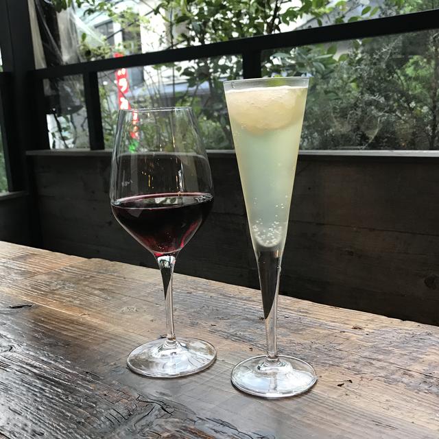 画像: 左: ノンアルコール赤ワイン(メルロ)500円 右:シチリア産レモンシャーベットのスパーク リング700円
