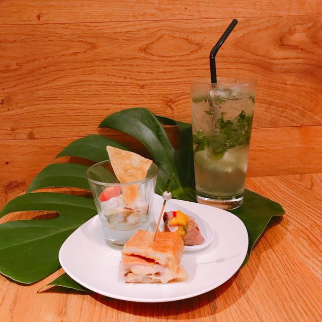画像: 右奥のドリンク *フォヒート¥750-