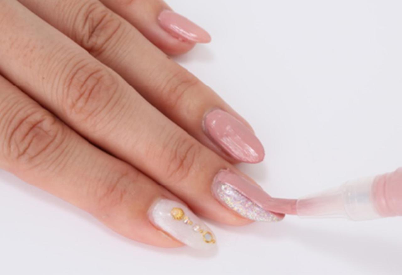 画像: 〈塗るとき〉 (1)ジェルネイルを覆うように塗布して下さい。 (2)一度塗りで隠しきれない場合、重ね塗りをして下さい。 (3)重ね塗りをする場合、1度目に塗ったものが完全に乾いてから塗って下さい。 (4)ストーン等の凹凸のあるネイルの上に塗布する場合、厚塗りすることで目立ちにくくなります。