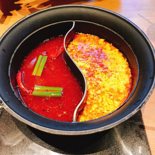 画像: (左)麻辣肉鍋(一辛)/一人前3,280円(税抜) (右)酸辣肉鍋/一人前3,280円(税抜)