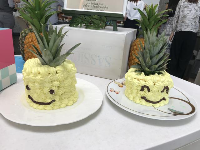 画像: スマイリーパイナップルケーキ