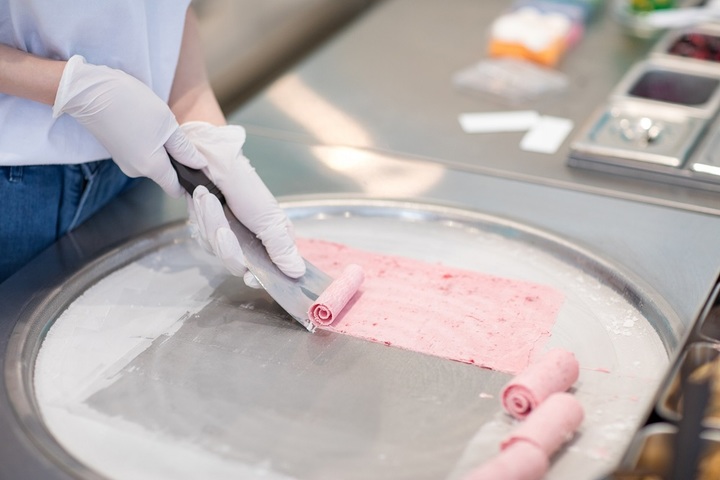 画像: オリジナルロゴキャラクターのシロクマ“くるくるアイスのシロくん”うちわプレゼント！