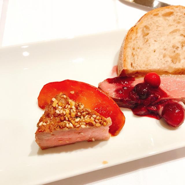 画像: (左)国産豚背肉のグリエ(右)鴨胸肉のロースト 赤い果実