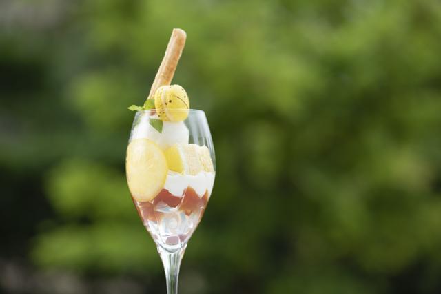 画像: ■「ハニーレモンパフェ」:1,000円 グラスの中には蜂蜜漬けにしたレモンにマカロンとさっぱりとしたシャーベット、アクセントには紅茶ゼリーをトッピングしました。夏の暑い日に食べたくなる爽やかなパフェに仕上げました。