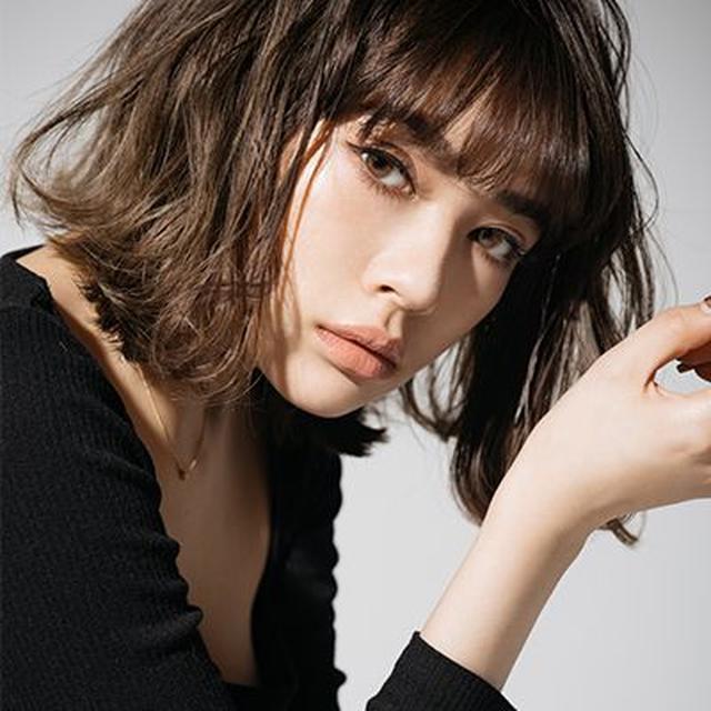 画像: 藤田 杏奈 (A-LIGHT所属) 2010年雑誌「egg」にてモデルデビューし、2011年にはアパレルブランド『GARULA』(ガルラ)を16歳で立ち上げ、ブランドディレクターとして活動。そして、2015年にぶんか社のファッション誌『JELLY』専属モデルとしてデビューし、表紙を飾るなどメインモデルとして活躍。また、現在はJELLYモデルのみならず、多くのアパレルブランドのモデルを務める等、活躍中。