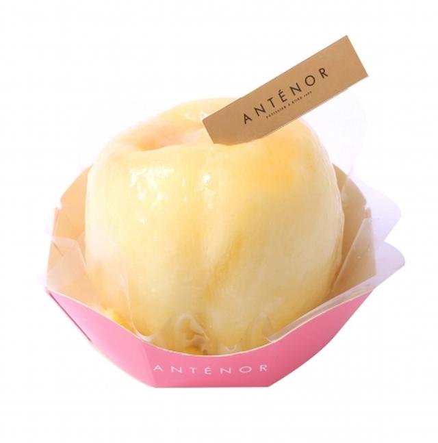 画像: まるごと桃ケーキ ジューシーな桃をまるごと1個、贅沢に使った旬ならではの美味しさ。 みずみずしい果肉の中には、口どけなめらかなクリームを詰め、スポンジケーキに重ねました。 販売価格:¥810(税込) *限定店舗にて販売します。