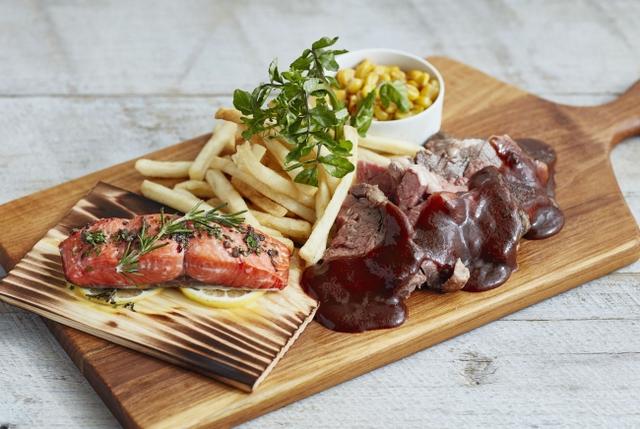 画像: スモークBBQプレート 2,900円 数種類のハーブでマリネした塊肉を、サクラの木でスモークし旨みを閉じ込めたこだわりのローストビーフ。香り豊かなサーモンの杉板焼きを一緒に楽しめるシェフ一押しのプレートです。