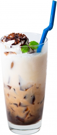 画像: クラッシュゼリーの紅茶ラテ ICE 700円(税別) 「ラテベース 紅茶ラテ」で作った紅茶ゼリーを底に忍ばせ、紅茶ラテを注ぎました。ホイップクリームとチョコソース、クランチをトッピングした、ゼリーの食感も楽しめるスイーツのようなドリンクです。