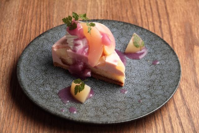 画像: ■桃のレアチーズケーキ 650円 桃の果肉入りレアチーズケーキ。さっぱりとした味わいと桃の爽やかな甘さが夏にぴったり!