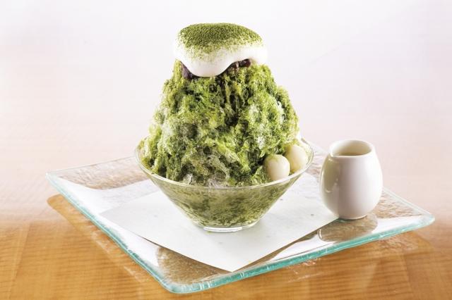 画像: かき氷の定番、日本の涼を呼ぶ抹茶のかき氷。抹茶、小豆、白玉など和の素材を組み合わせた王道の宇治金時をホテルならではのアイデアを添えてご提供いたします。始めに抹茶のアイスを氷で閉じ込め、ほろ苦い宇治抹茶のソースを回しかけます。最後に大納言と氷との相性を考えて柔らかくホイップした生クリームをかけ、香り高い抹茶パウダーで仕上げます。そのままで頂いても別添えの練乳足しながらより甘さとクリーミーさを加えて楽しむ のもおすすめです。午後のはんなりとしたひとときを演出してくれる氷スイーツです。