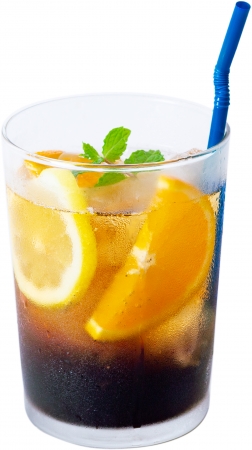 画像: シトラスティーソーダ ICE 600円(税別) 2層になるようにラテベースに炭酸水を注ぎ、レモンとオレンジのスライスをトッピング。酸味が加わり爽やかで夏にぴったりです。