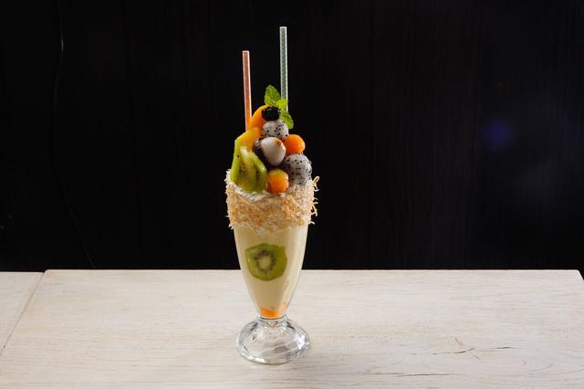 画像: ドラゴンフルーツ、メロン、ライチ、グリーンキウイ、ゴールデンキウイ、パイナップル、 マンゴーなど、旬な果実をふんだんに使った期間限定シェイク。 パイナップルジュース、ココナッツミルクをベースに、マンゴーソースで彩った、 ピニャコラーダ風のシェイクと一緒に、常夏気分を味わえる、見た目も楽しい一品