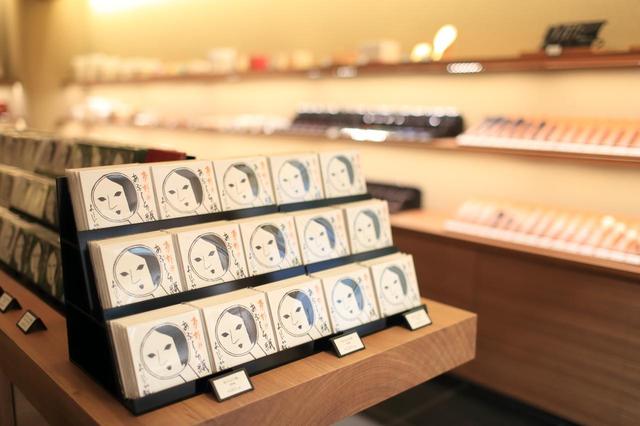 画像: よーじやを代表する「あぶらとり紙」が店内中心に