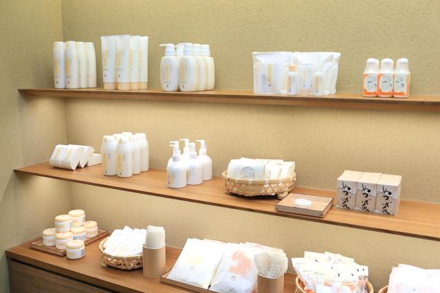 画像: 様々な化粧品が並びます