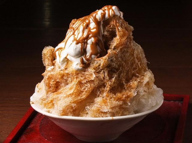 画像: ■生クリームたっぷり!人気のスイーツ系 ほうじ茶キャラメル 1,000円 昨今人気上昇中の「ほうじ茶」スイーツをかき氷に。 香り高い自家製のほうじ茶シロップに合わせるのは、たっぷりの生クリームと、こちらもほんのりとほうじ茶を利かせた自家製のキャラメル。 甘党も絶賛するほうじ茶スイーツ系のかき氷です。