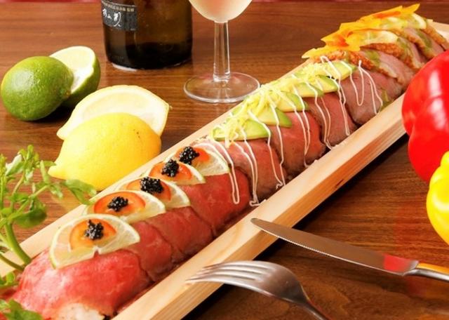 画像: ◎『牛』のイタリアンロング寿司 ・国産和牛モモ肉×ライムスライス×プチトマトスライス×キャビア ・国産和牛ローストビーフ×アボカドスライス×マヨネーズ×レモンピューレ ・ロースト合鴨×レモンスライス×パプリカスライス×ジェノバソース の三種の牛寿司が連なっております。