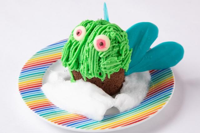 画像: ⑤宇宙ケーキ・チョコミンチョウ ¥600 チョコミントのロールケーキとチョコミントアイスクリームの上にチョコミントクリームをたっぷりかけたモンスター型デザート。チョコレートの羽を添えて。白い雲に見立てた綿あめも一緒に召し上がれ♪