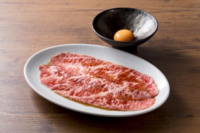 画像: ザブトンのすき焼き 2,000円(税抜)薄切りのザブトンをサッと炙って濃厚な滋養卵で…