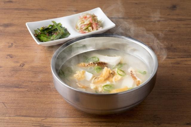 画像: 名物!干しダラのスープ 800円(税抜)韓国発祥のUSHIDOKIオリジナルスープ。酔いさましに良いカラダにうれしいスープです